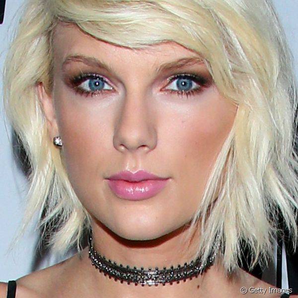 Para o Réveillon, a maquiagem de Taylor Swift é inspiração para as que querem embarcar na tendência do gloss. A loira usou ainda o dourado na pálpebra móvel e rente aos cílios inferiores